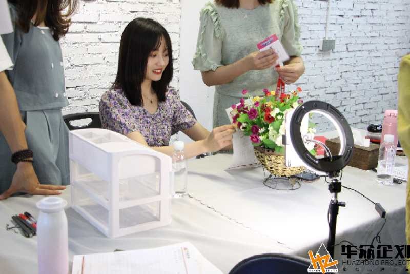 直播間只是出現(xiàn)雙手展示商品，保持與消費(fèi)者的高頻互動(dòng)，只是不露臉，會(huì)不會(huì)因?yàn)榭罩苗R頭被處罰？