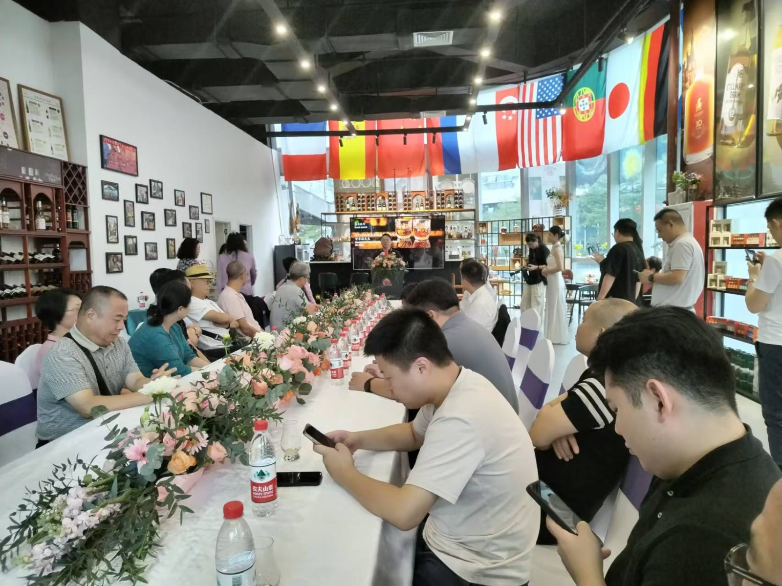義烏超千家門店聚焦直播供應(yīng)鏈 江北下朱小區(qū)開拓致富新門路