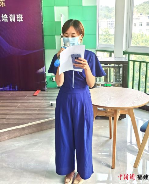 圖為參訓(xùn)學(xué)員代表宣讀倡議書。